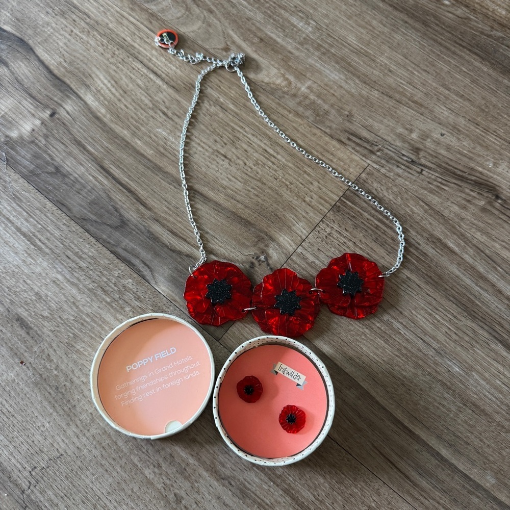 Erstwilder poppy field stud earrings and necklace set red New in box